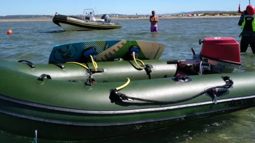 Pneumatique du drop bateau au mouillage, une planche de kitesurf à bord