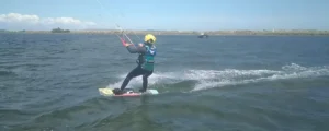 Élève casqué qui navigue en kitesurf pendant un stage